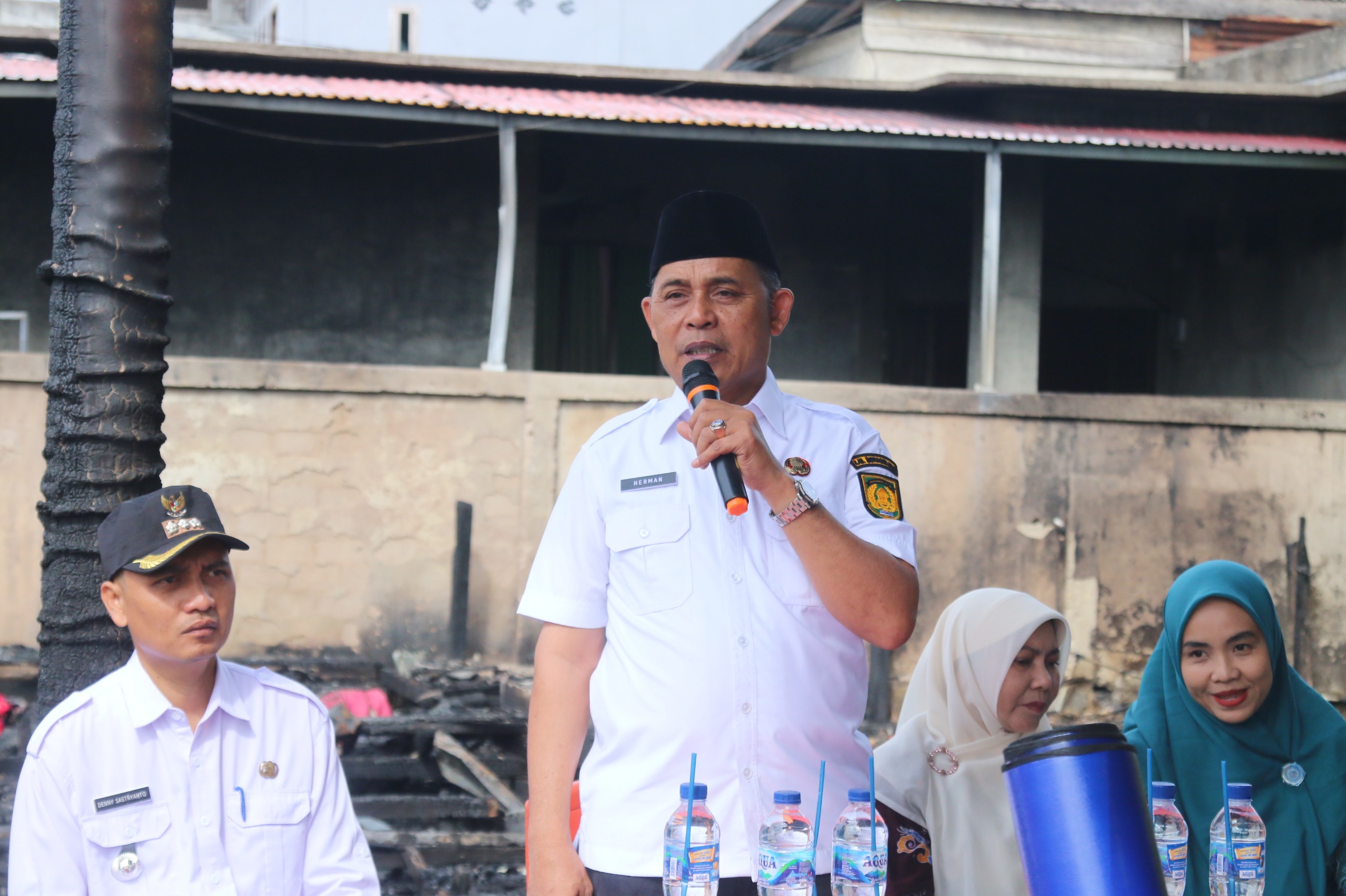 Bupati Inhil Serahkan Bantuan kepada Korban Kebakaran di Tembilahan Hulu