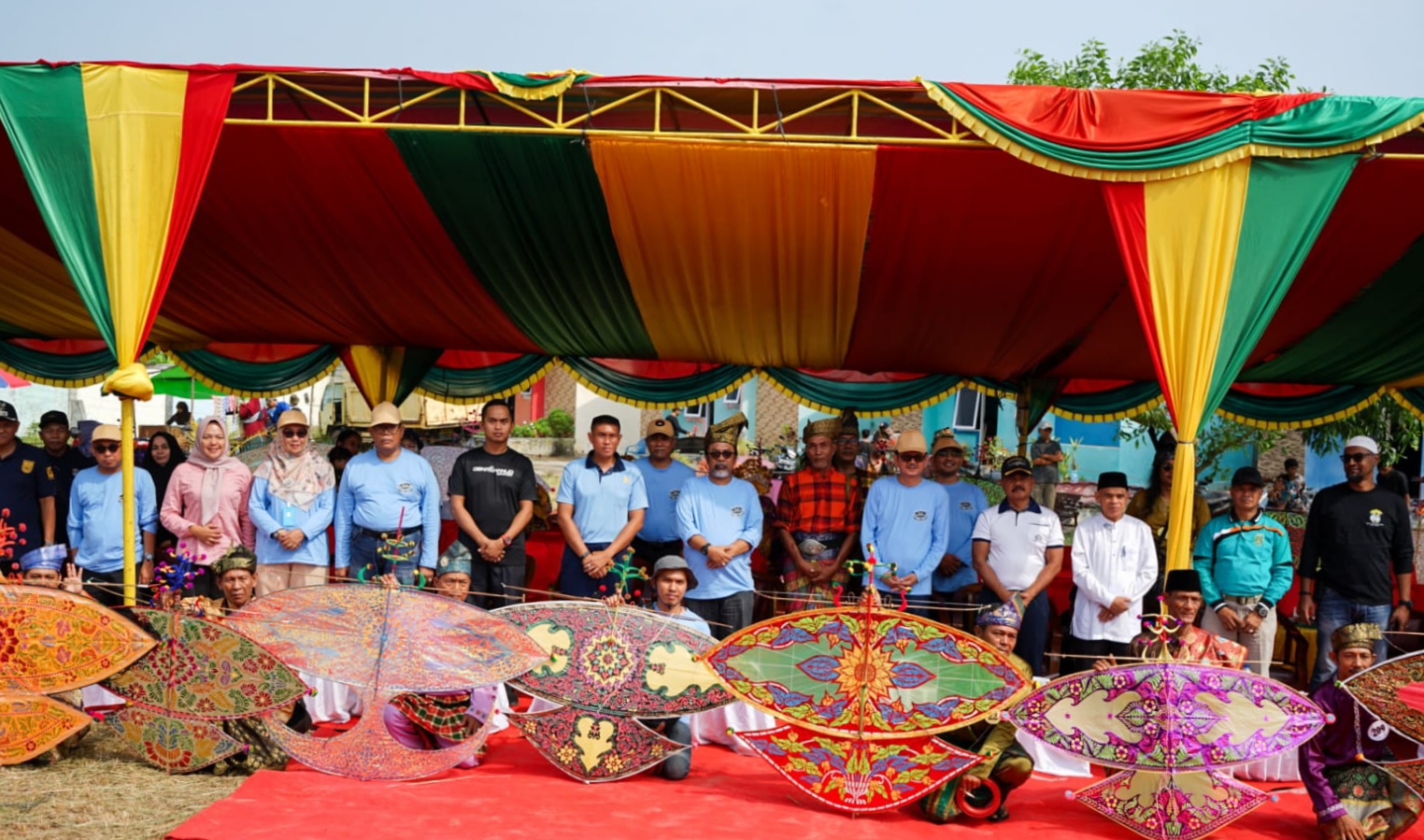 Disparporabud Inhil Turunkan Dua Layang-layang pada Festival Internasional Kuau Raja Tebuk di Kota Dumai