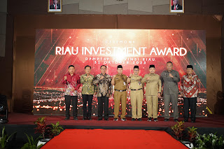 Haryono Bersama Bupati Wardan Terima Penghargaan Riau Investment Award 2023