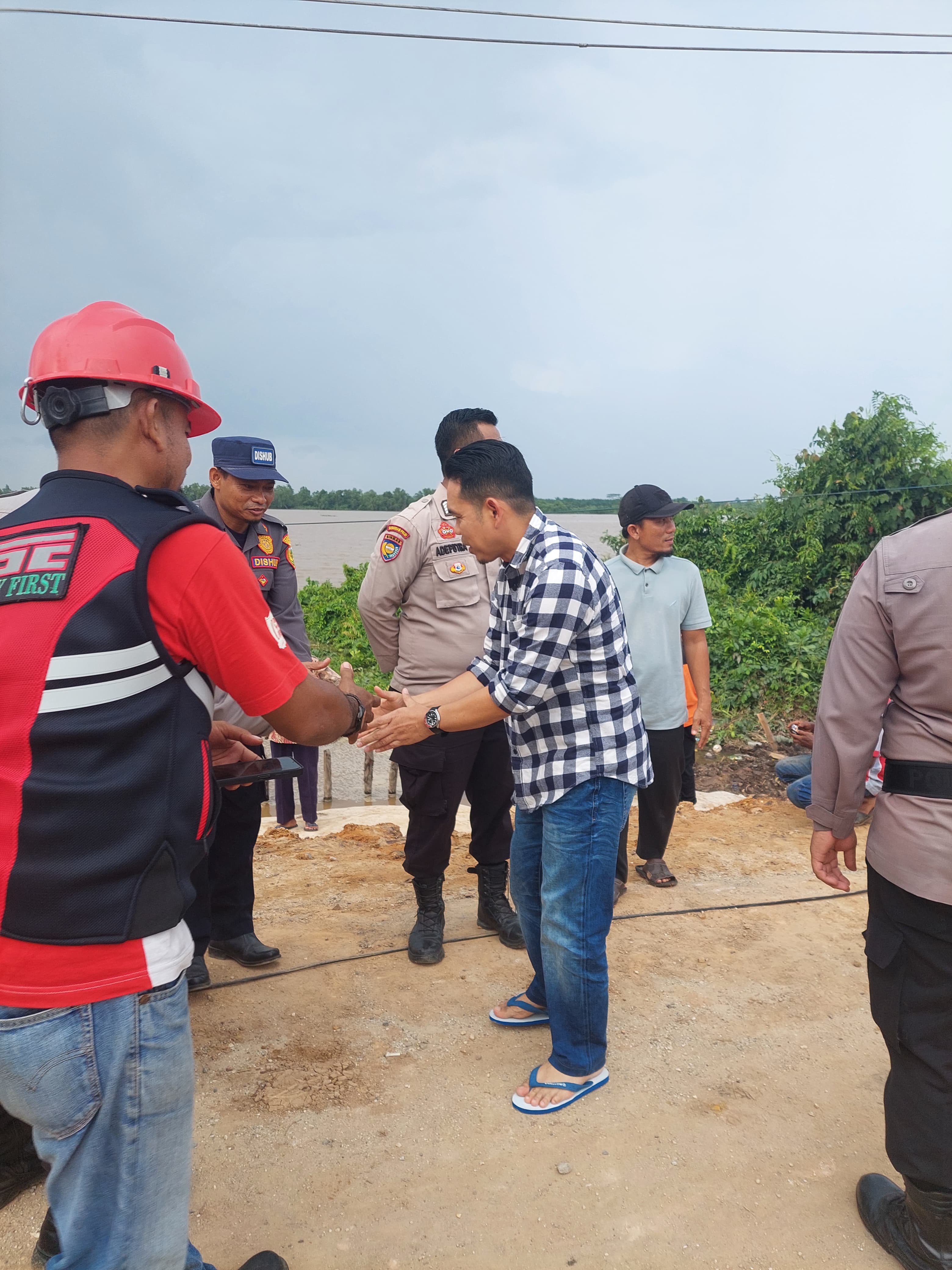 Gerak Cepat, Pj Bupati Inhil Turun Langsung Tinjau Lokasi Longsor di Pekan Tua