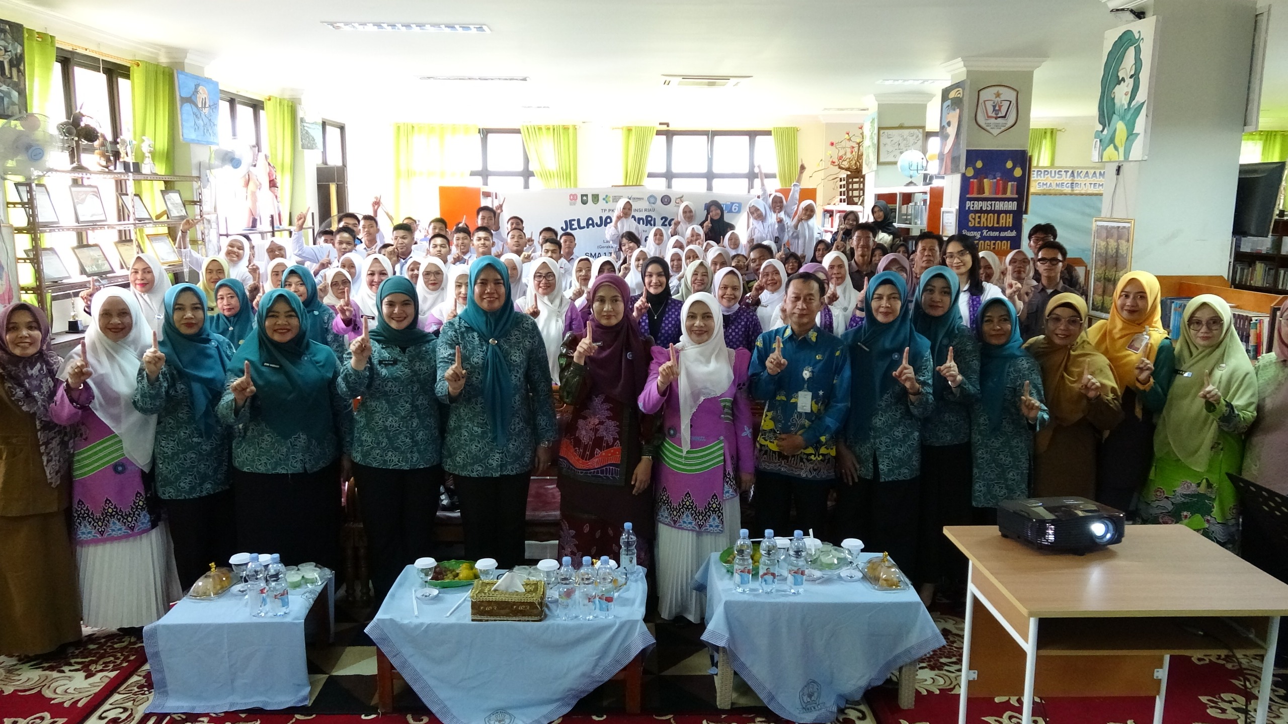 Ketua TP PKK Inhil Dampingi Bunda Henny Sasmita Wahid dalam Program Jelajah Anak Riau di SMAN 1 Tembilahan