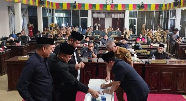 Bupati Rohul H. Sukiman, Melalui Rapat Paripurna DPRD Setujui RAPBD Rohul 2023 Sebesar Rp 1,67 Triliun