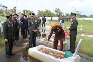 Peringati HUT TNI ke-79, Pj Bupati Diwakili Asisten Tiga Ziarah ke Makam Pahlawan