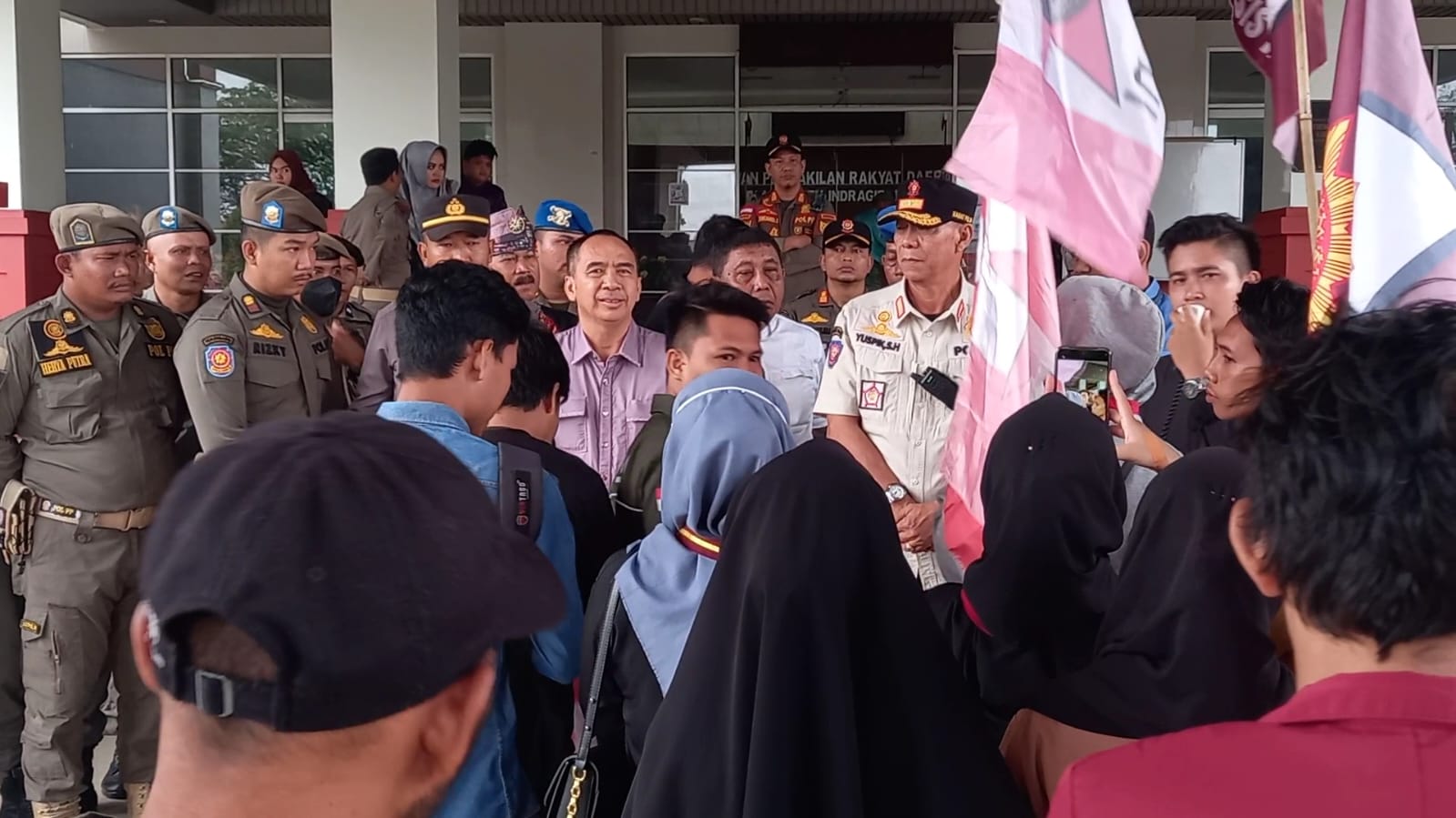 Tanggapi Demo Terkait Jembatan Sungai Piring, Ketua DPRD Inhil Ajak Audiensi Mahasiswa