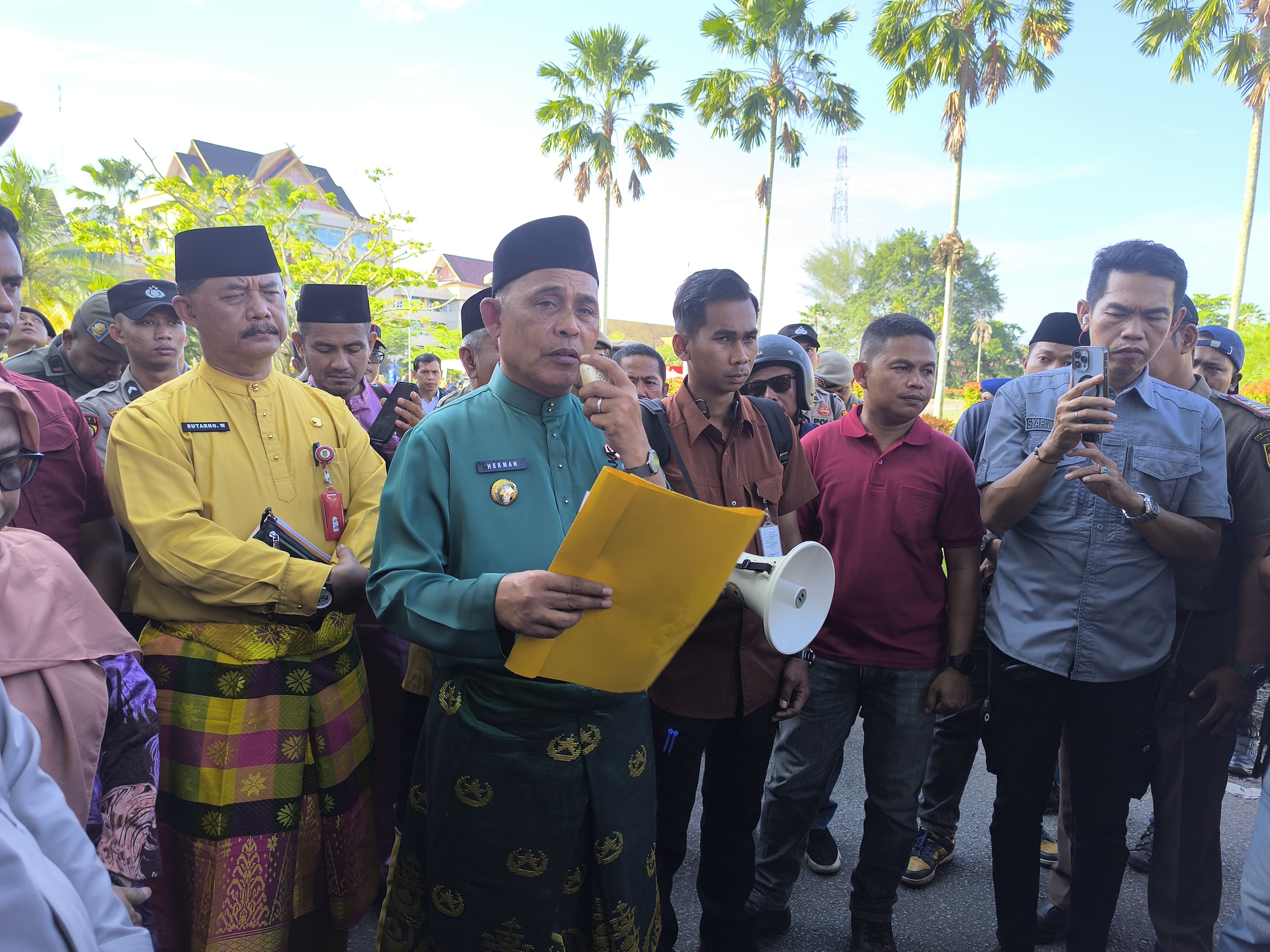 Bupati Inhil Terima Aspirasi Mahasiswa GEMPAR dalam Aksi Damai