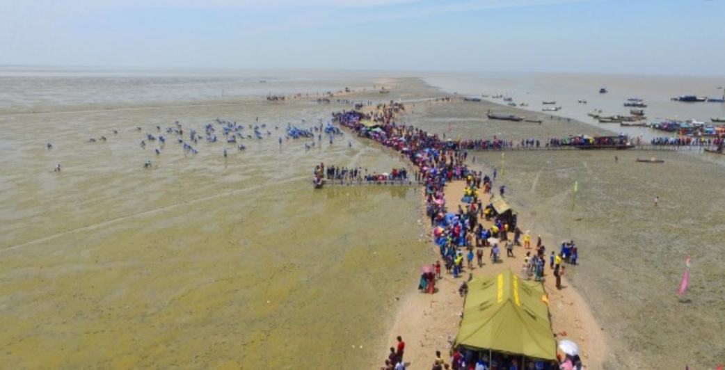 Tradisi Menongkah Suku Duano di Pantai Bidari Inhil