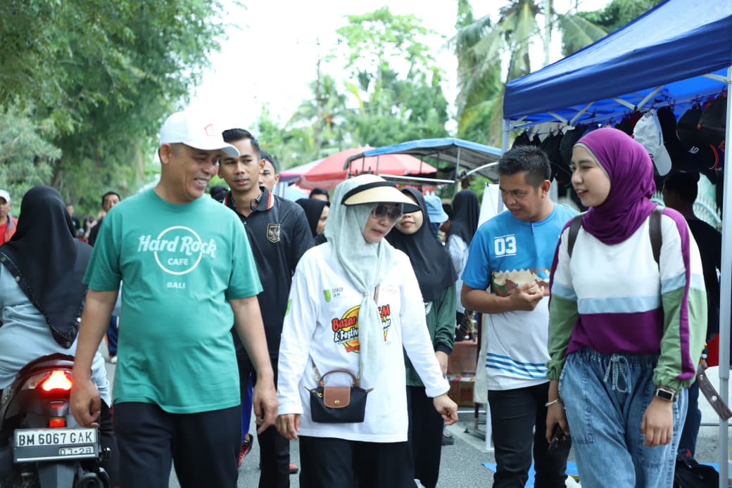 CFD Jadi Momen Silaturahmi, Bupati Herman dan Bunda Katerina Sapa Warga Tembilahan