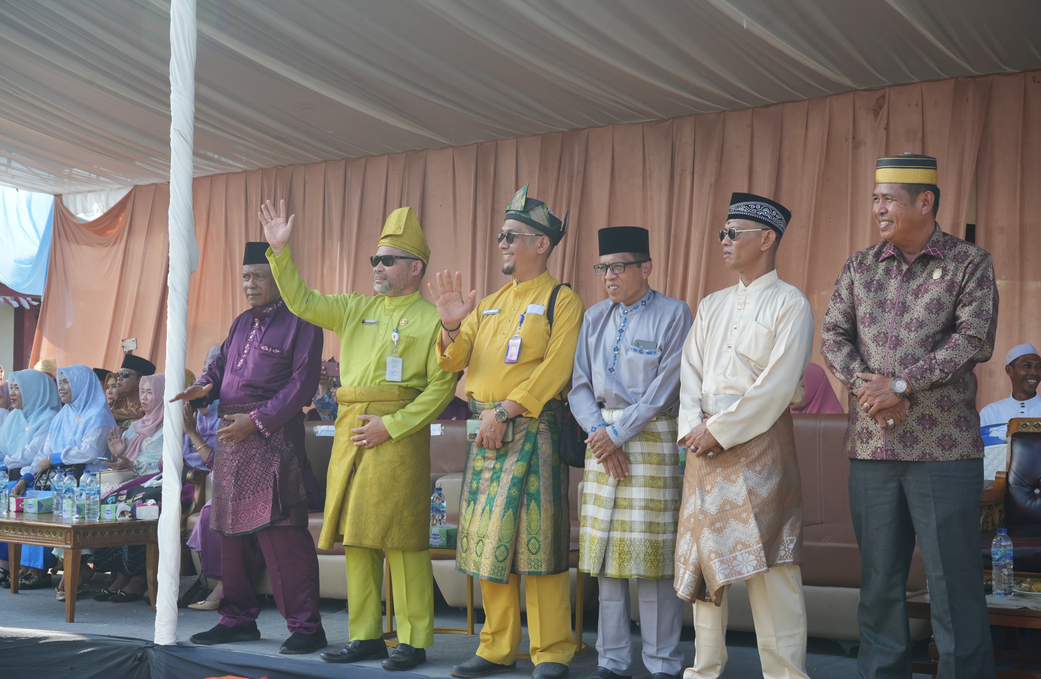 Bupati Inhil Buka MTQ IX Batang Tuaka Lewat Pawai Ta’aruf dan Bazar UMKM