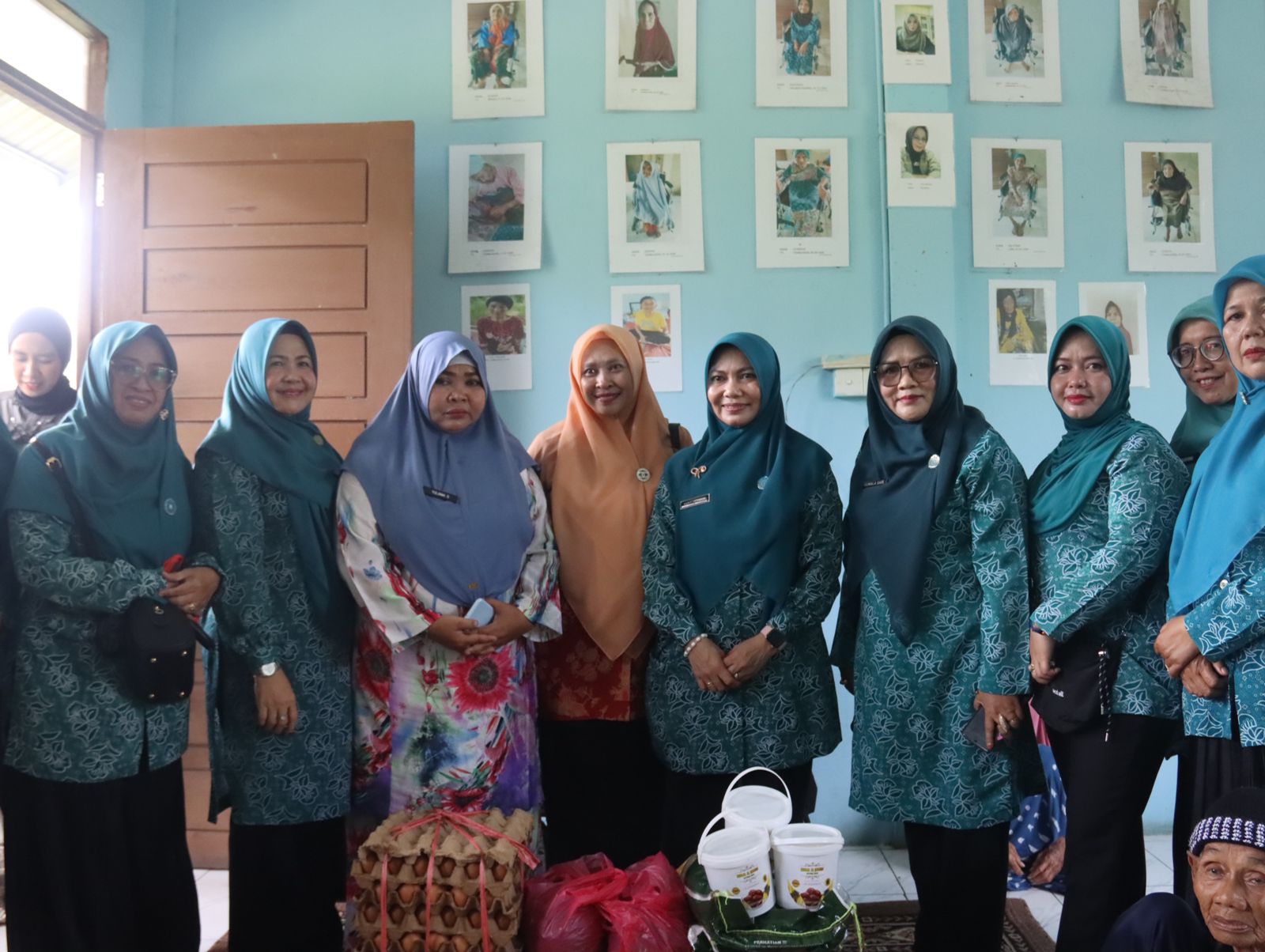 Ketua TP PKK Inhil Beri Bantuan kepada Lansia dalam Bhakti Sosial Usai HKG PKK ke-53