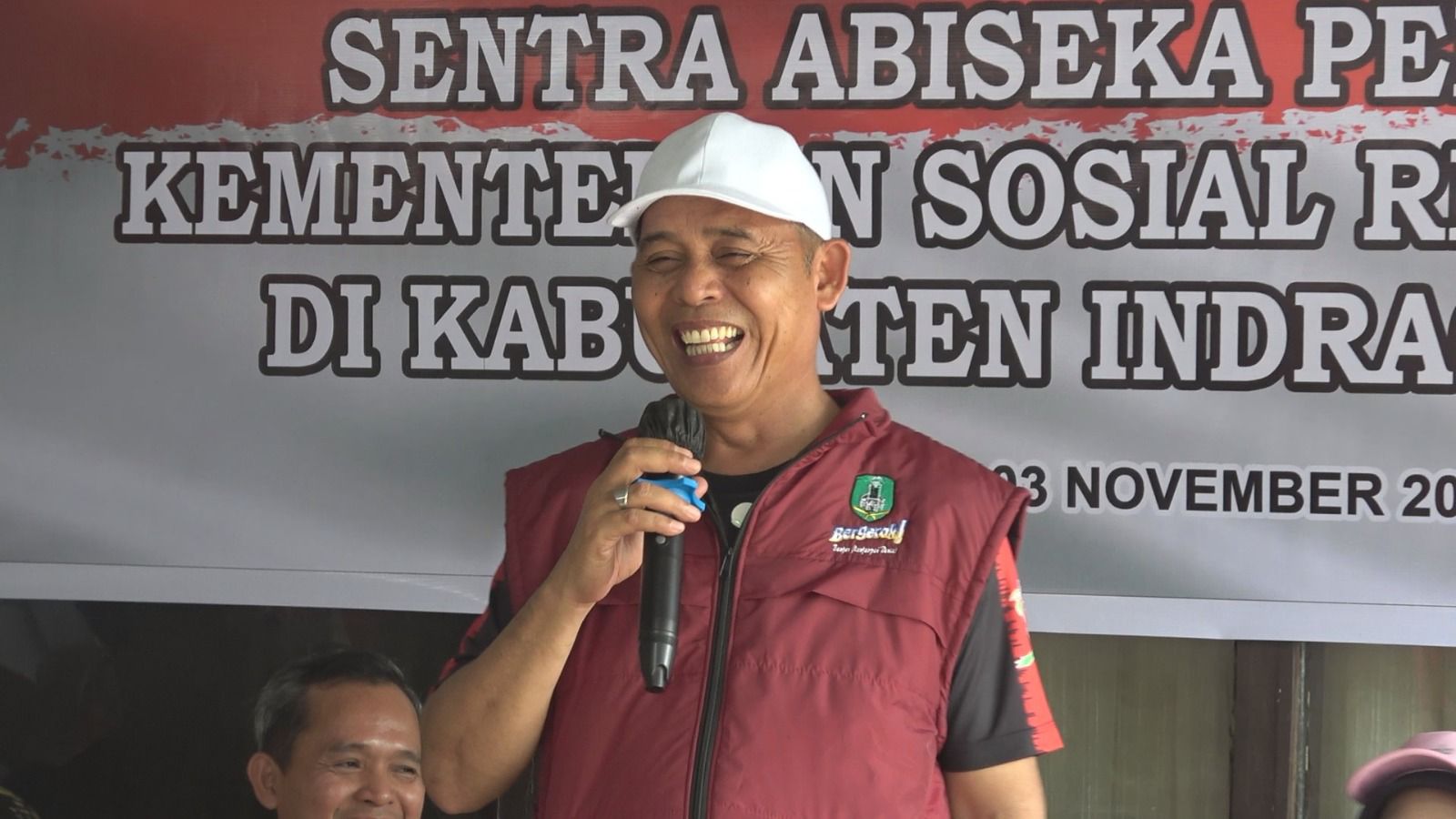 124 Paket Bantuan Atensi Disalurkan Bupati Herman untuk Korban Kebakaran di Tembilahan