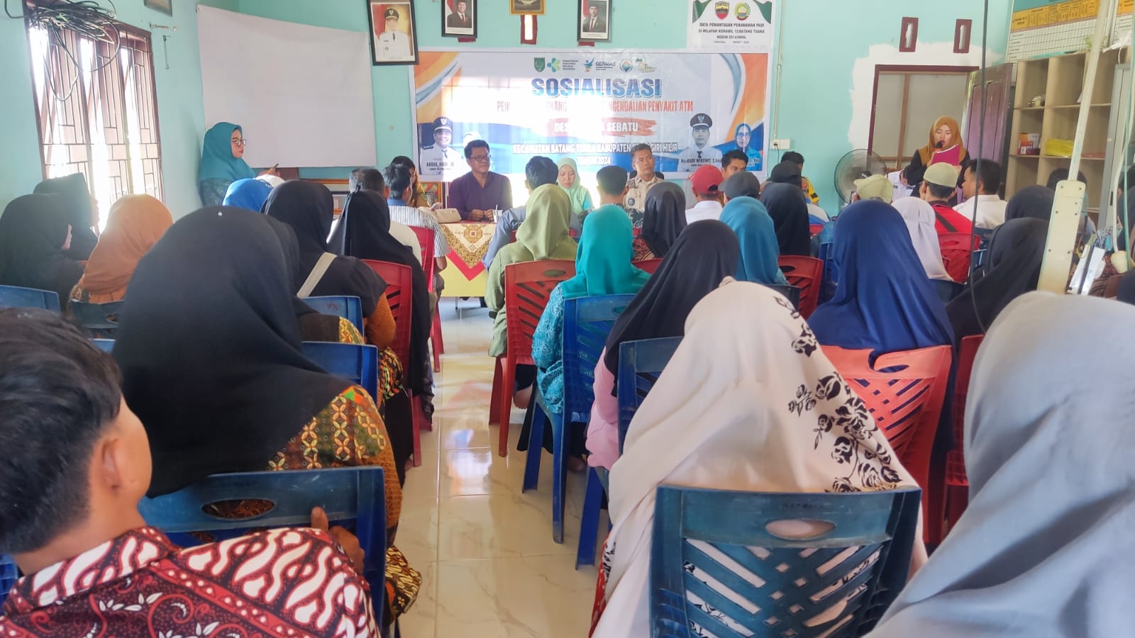 Pemdes Kuala Sebatu Serahkan Insentif Kepada Perangkat Desa