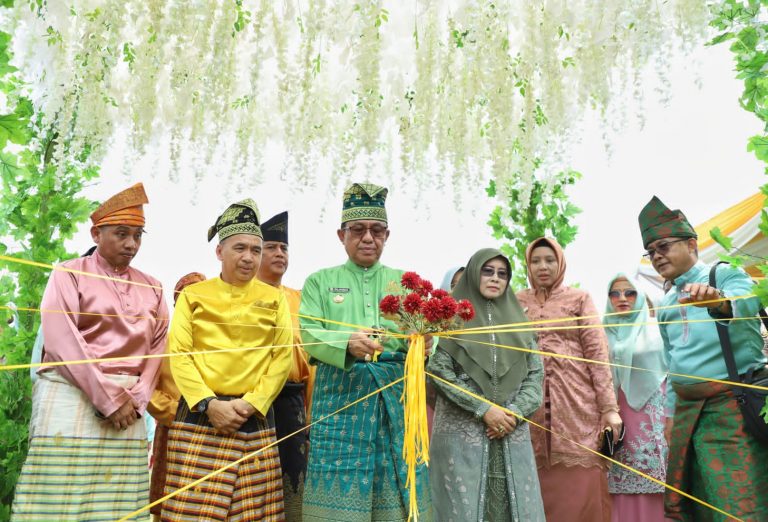 Bupati Lepas Pawai Ta'aruf dan Buka Stand Bazar MTQ ke-53 Tingkat Kabupaten Indragiri Hilir